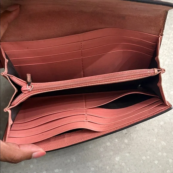 Gucci Glossy Red Wallet with Heart Emblem - Picture 3 of 5